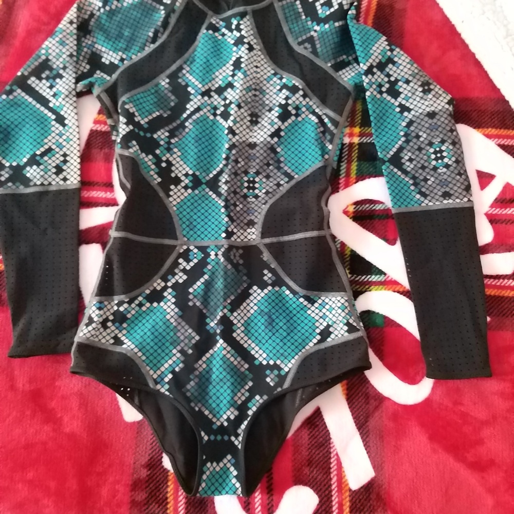 Lululemon Long Sleeved One-Piece Reversible Paddle Swimsuit size 4 -like new
